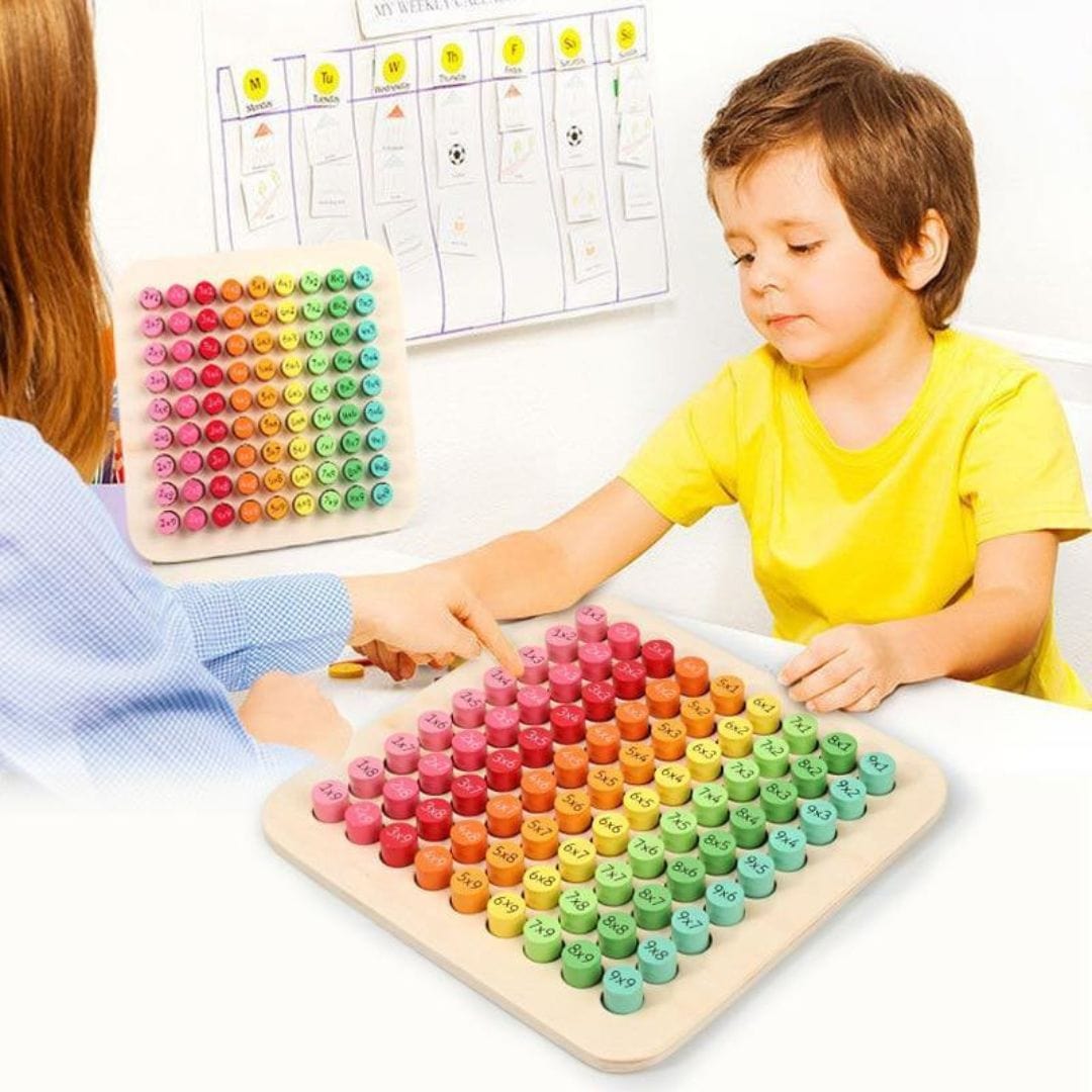 Table de Multiplication Montessori enfant qui joue avec