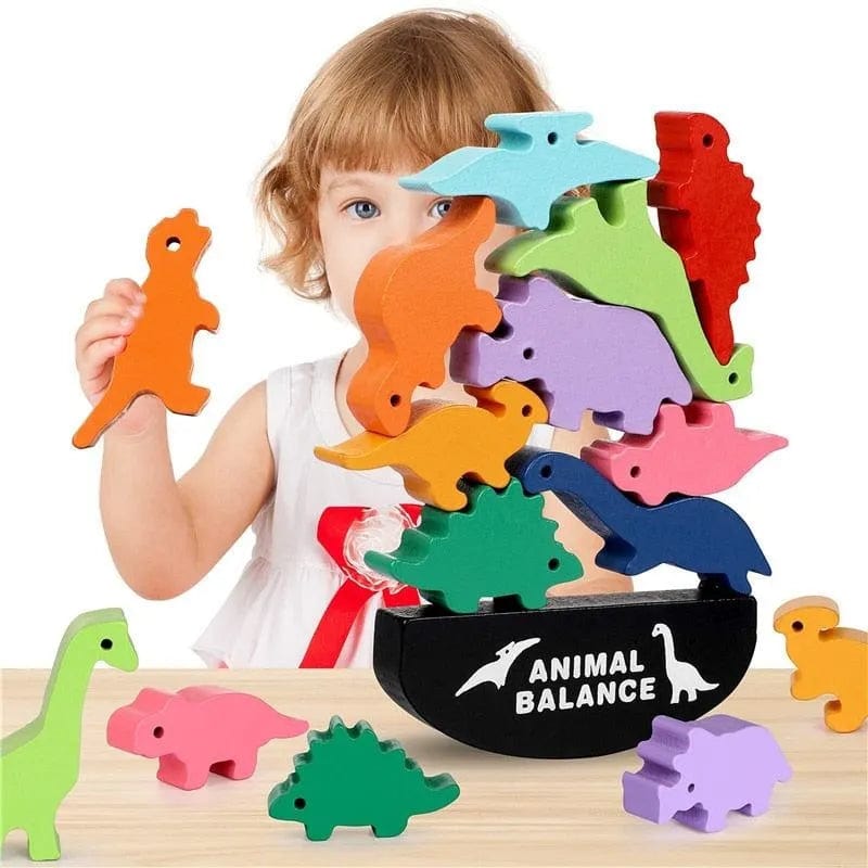 Jeune enfant qui joue avec des dinosaures en bois de plusieurs couleurs - Jeux en bois montessori 8 ans - La Balance des Animaux