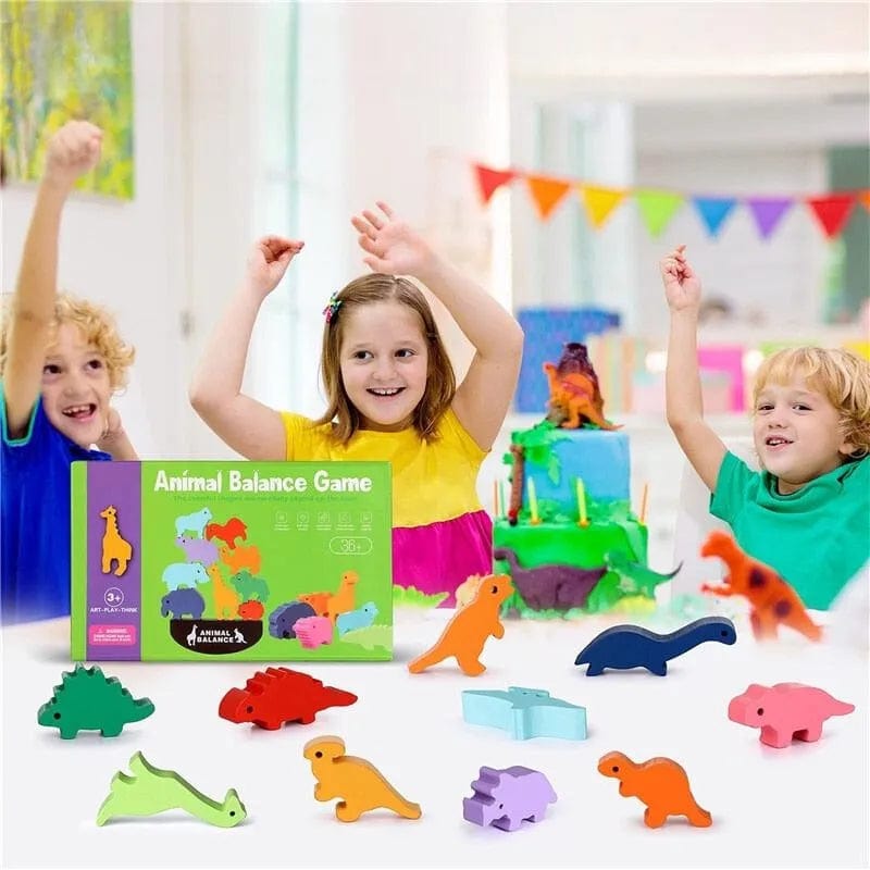 Trois enfants qui jouent avec des dinosaures en bois de plusieurs couleurs et la boite de jouet sur la table - Jeux en bois montessori 8 ans - La Balance des Animaux