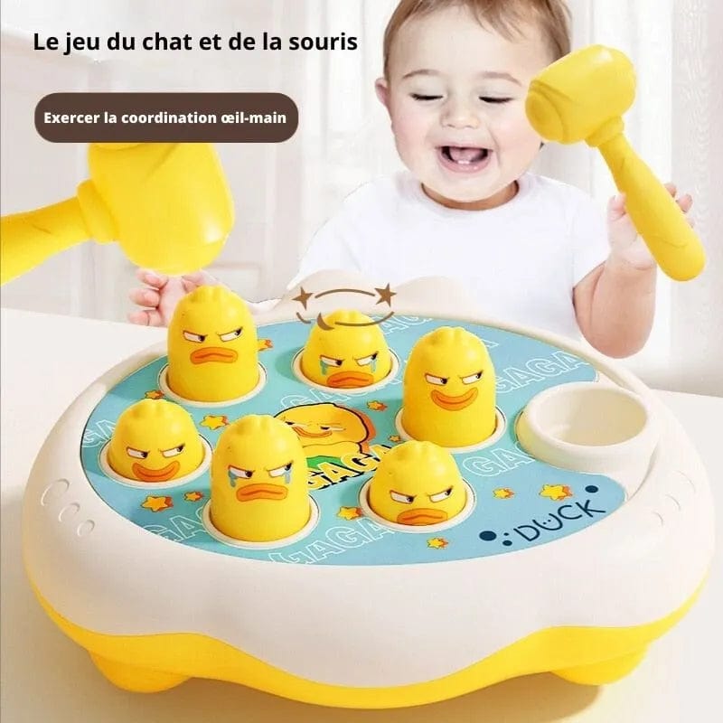 Un enfant joue a toucher les petits canards sortant du jeu de société avec un marteau. - Jeux éveil Montessori 2 ans - Jeu de Société des Figurines Rigolotes 