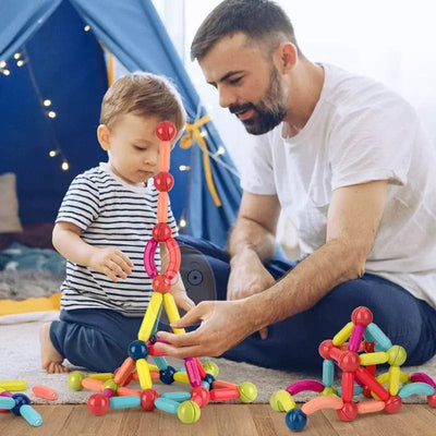 Enfant et parent en train de jouer aux Jeux Montessori Éducatif 6 ans - Kit de Construction Magnétique