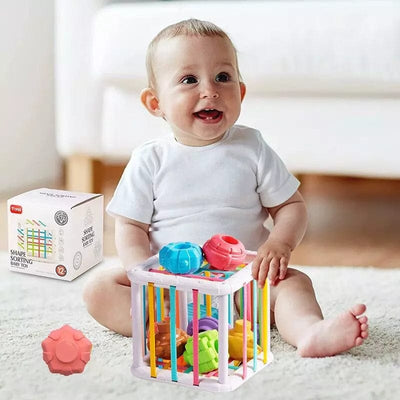 Jouets 9 mois Montessori - La Cage à Découverte - Bébé en train de jouer