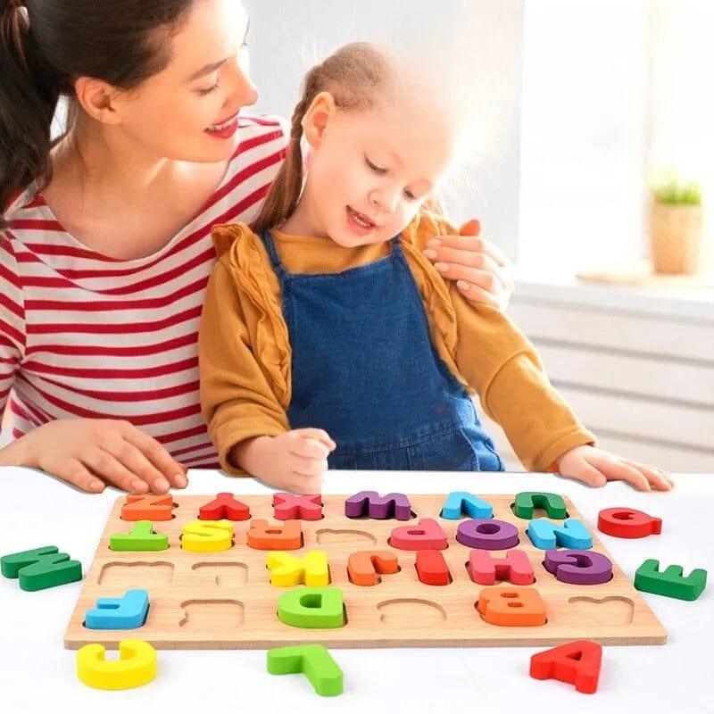 Parent et Enfant en train de jouet à l'alphabet magique - Jouets en bois Montessori 3 ans