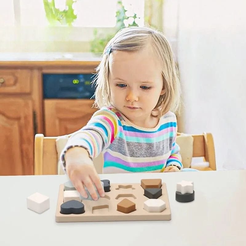 Enfant en train de jouer aux Jouets Montessori 2 ans - La Planche d'Activités Polyvalente